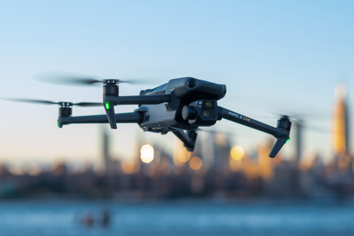 8 дронів Dji Mavic 3, 3 FPV-дрони та 20 батарейок до них на понад 1 мільйон гривень для наших захисників придбала ужгородська волонтерка
