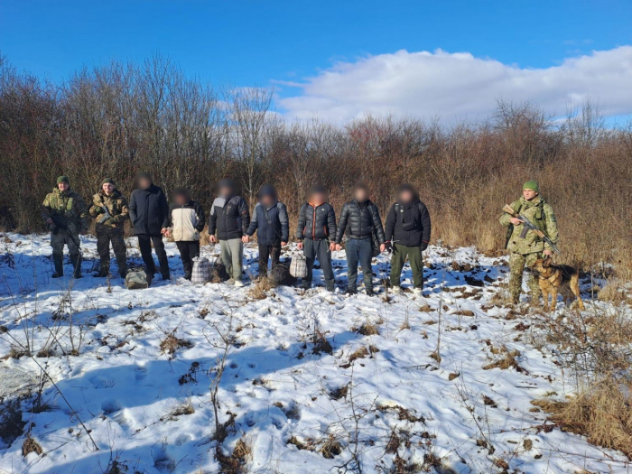 9 чоловіків, які намагалися незаконно перетнути кордон, зупинили прикордонники