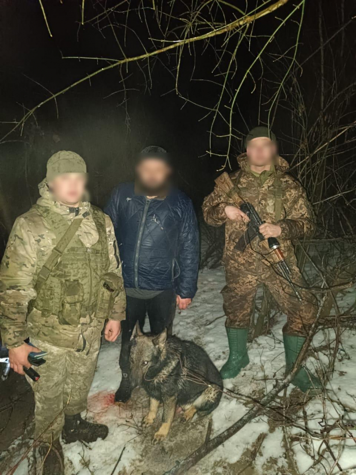 Прикордонники витягнули із крижаної Тиси чергового "дайвера", який замерз та ледь не загинув