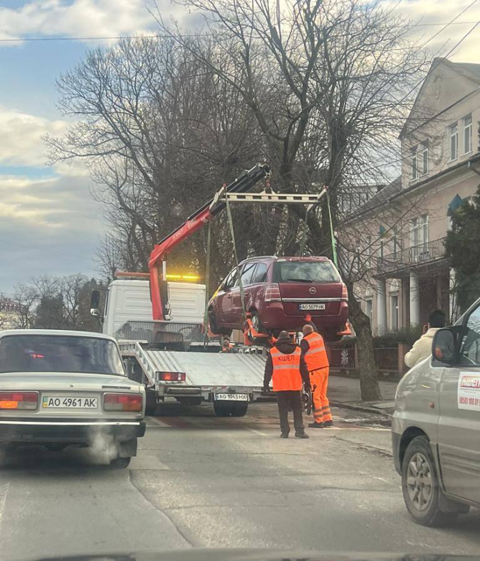 В Ужгороді автівки водіїв-порушників забирають на штрафмайданчик евакуатором