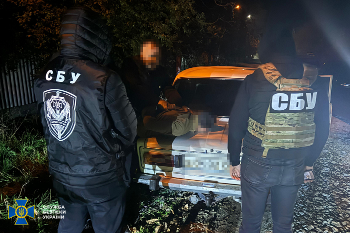 На Закарпатті СБУ затримала прикордонника, який переправляв ухилянтів через держкордон поза пунктами пропуску