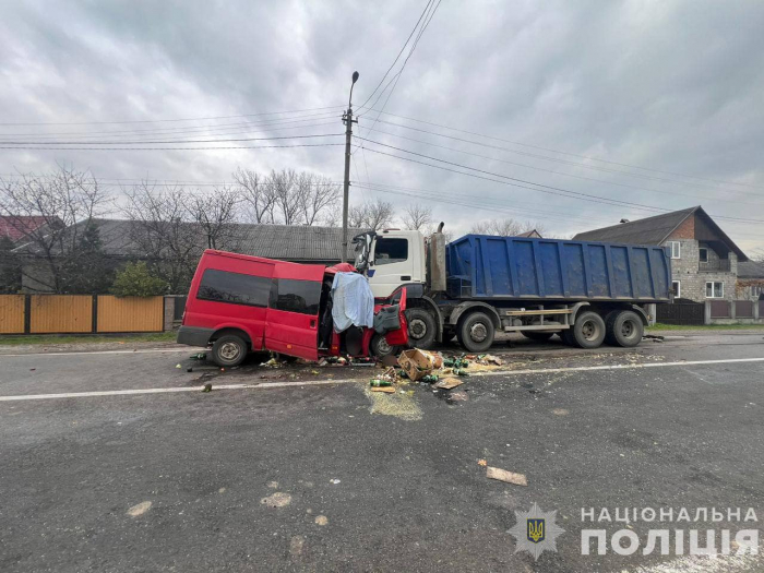 Поліція Тячівщини розслідує ДТП, внаслідок якої загинуло двоє людей
