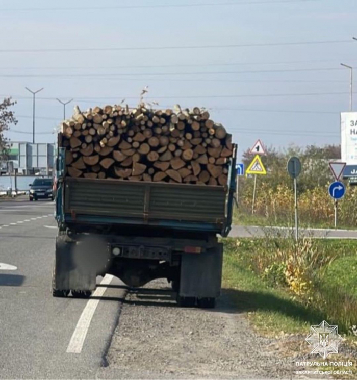 В Ужгороді патрульні виявили керманича, який незаконно перевозив деревину