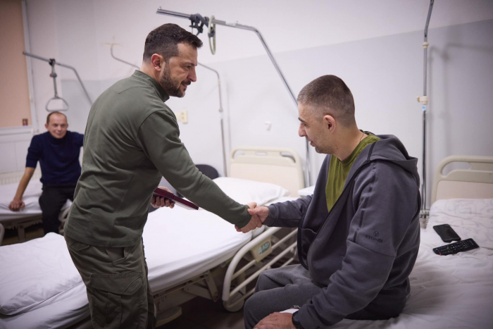 Володимир Зеленський відвідав Обласний центр нейрохірургії та неврології в Ужгороді, де лікуються та відновлюються наші захисники