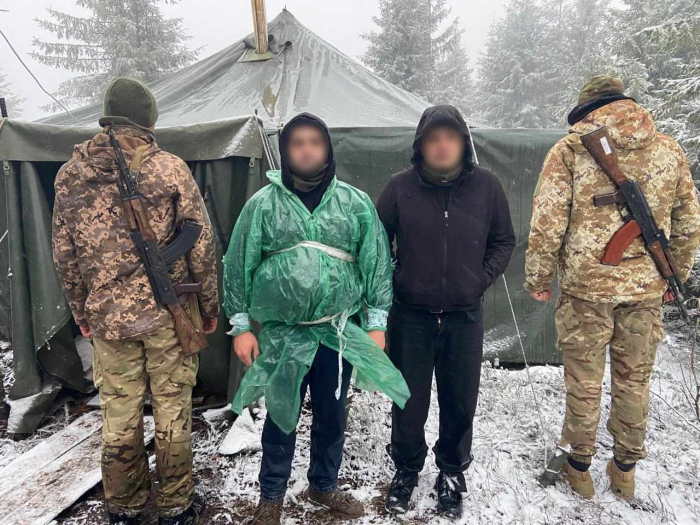 Блукали 4 доби: закарпатські прикордонники виявили поблизу держкордону двох змерзлих мешканців Донеччини