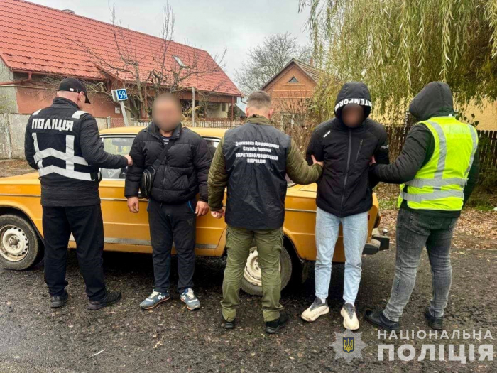 На Закарпатті поліцейські затримали зловмисника, який за 6 тисяч доларів намагався переправити військовозобов`язаних через кордон