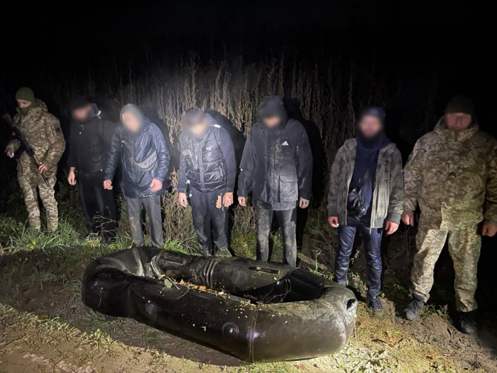 Прикордонники витягли з Тиси чоловіків, які намагалися незаконно перетнути кордон