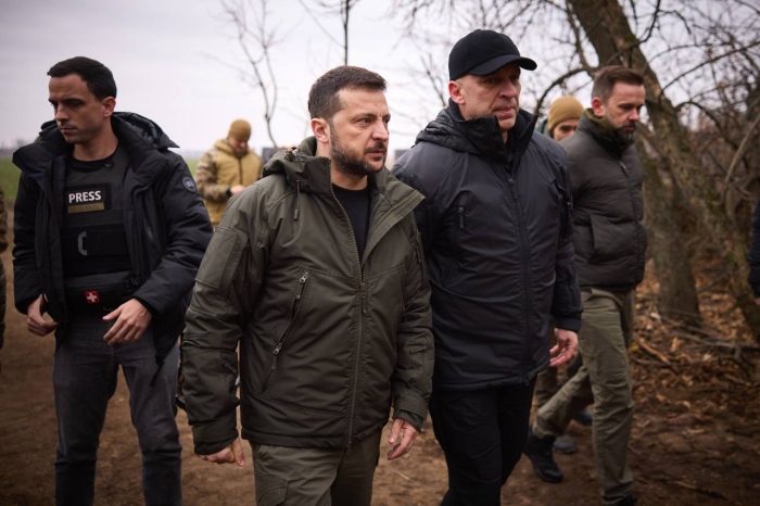 Закарпатців, які з-поміж інших фахівців допомагають зводити фортифікації на Покровському напрямку, відвідав Президент України  