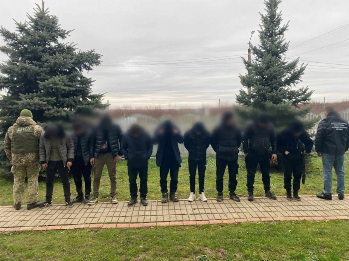 Невдала спроба незаконного перетину кордону: на Закарпатті затримали 9 людей, які рухалися у бік Угорщини