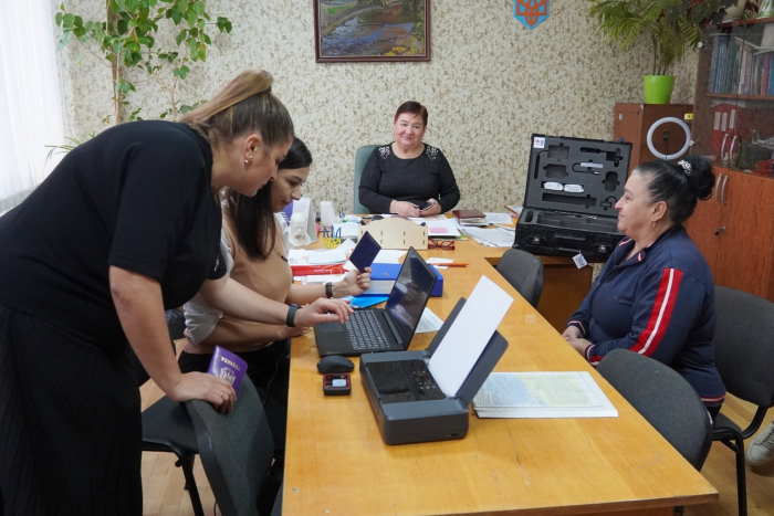 Адміністратори ужгородського ЦНАПу провели виїзний прийом громадян із використанням мобільного кейсу