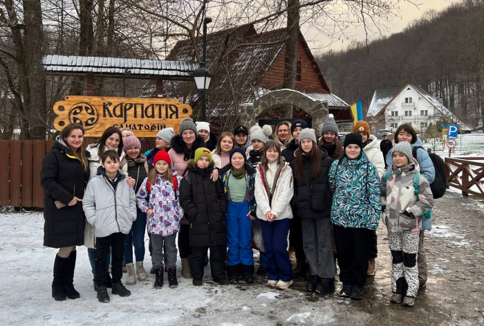 За допомогою психологів, санаторних процедур і творчості на Закарпатті допомагають відновлюватися мамам із дітками з Харківщини

