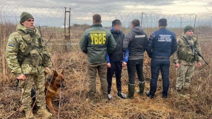 На кордоні зі Словаччиною затримали чоловіка за підозрою у спробі підкупу прикордонника за 1000 доларів


