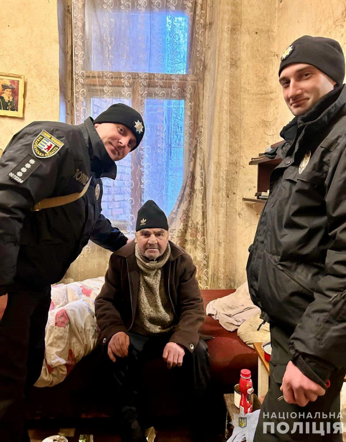 Берегівські поліцейські разом з волонтерами врятували одинокого дідуся, який понад три доби пролежав на підлозі у безпорадному стані