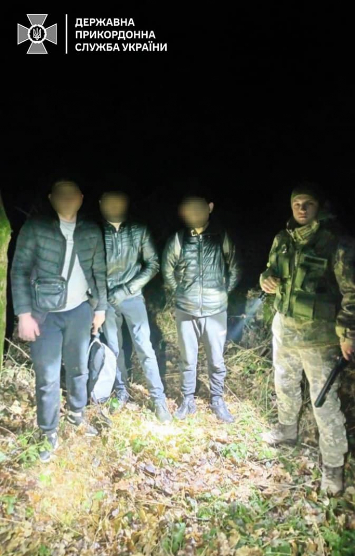 Ховалися в лісі та надавали підробні документи, аби незаконно виїхати за кордон - прикордонники знову затримали ухилянтів