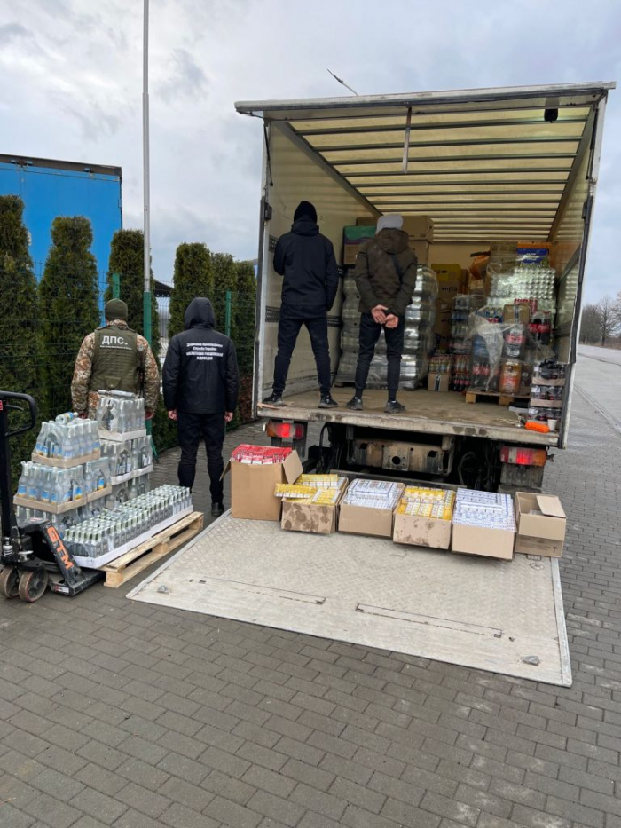 Прикордонники зупинили на Закарпатті автомобіль з алкогольними та тютюновими виробами
