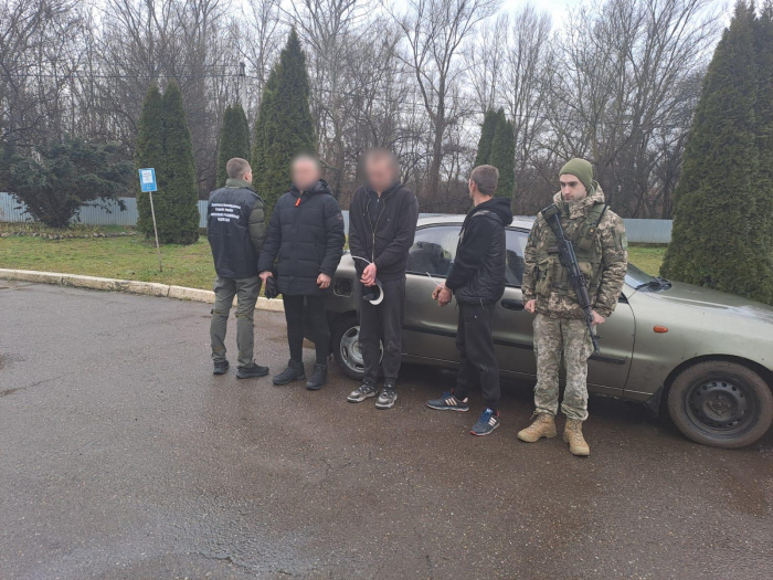 Прикордонники затримали закарпатців, які збиралися переправити через Тису киянина