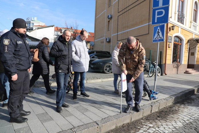 В Ужгороді перевіряли доступність для маломобільних груп населення
