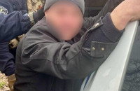 Поліцейські Хустщини затримали раніше судимого зловмисника на збуті нелегальних боєприпасів