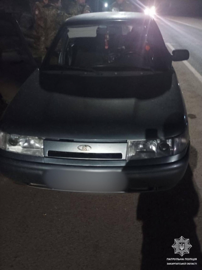Закарпатські патрульні зупинили авто з боєприпасами, які намагалися ввезти до області