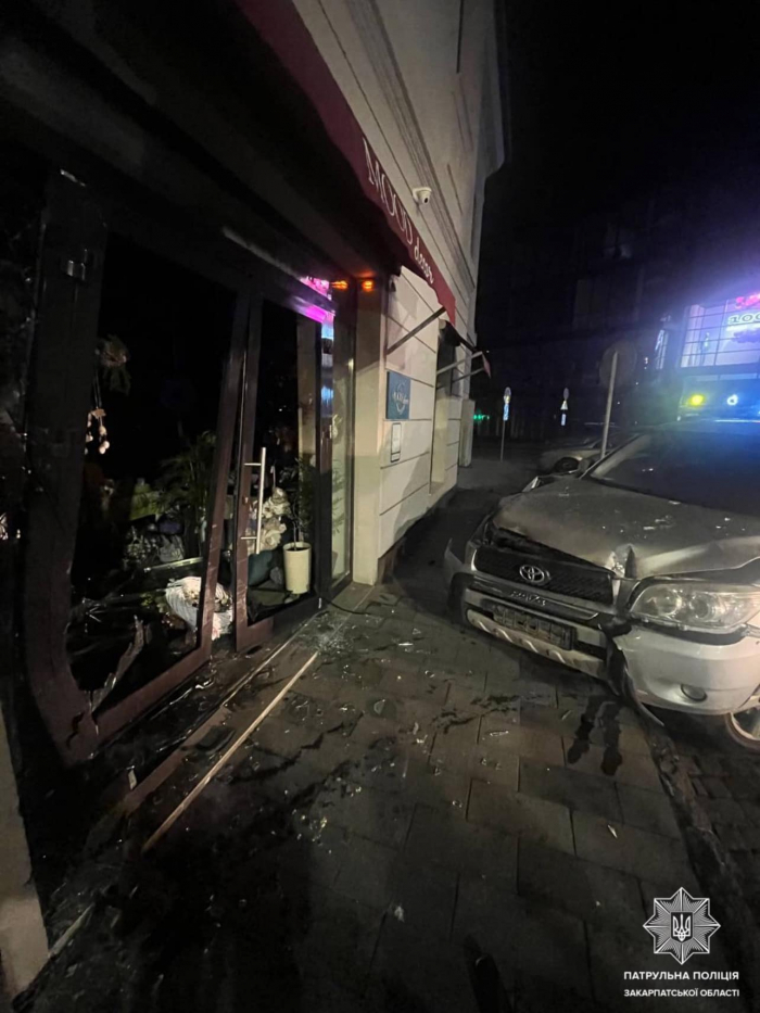 Патрульні притягнули до відповідальності водія, який розтрощив вітрину магазину в центрі Ужгорода

