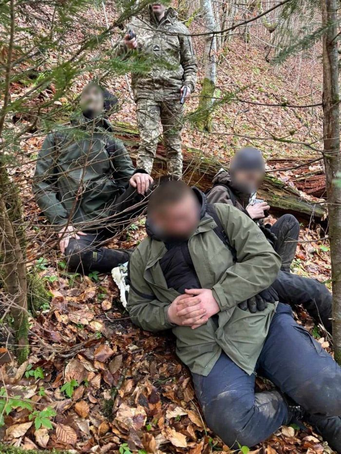 Зголоднілих, змоклих та замерзлих «альпіністів» зупинили у горах закарпатські прикордонники