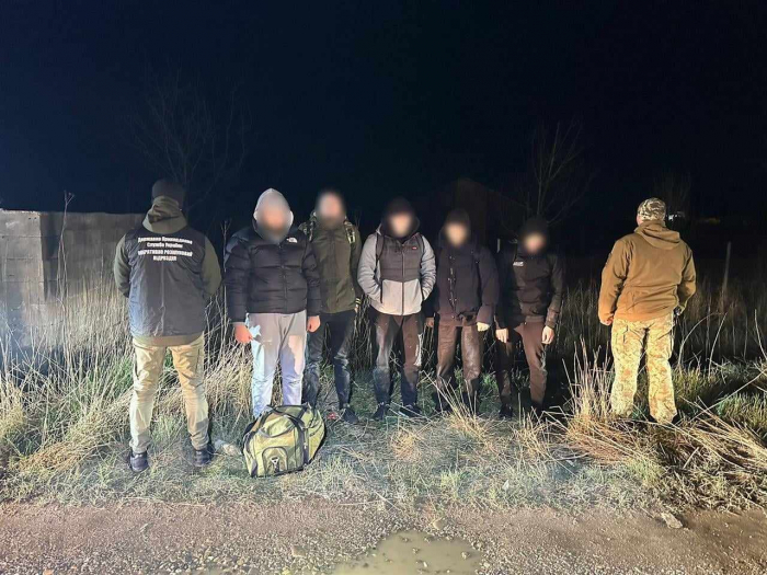 Дві групи порушників кордону затримали біля підніжжя Карпат