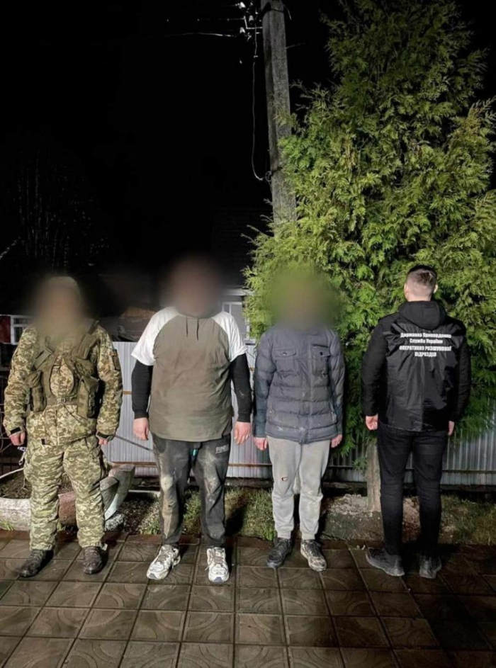 Прикордонники на Закарпатті врятували «підкорювачів» вершин, які 2 доби блукали у горах
