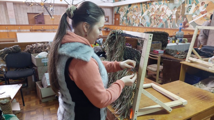В Ужгороді не вистачає волонтерів для плетіння маскувальних сіток для військових