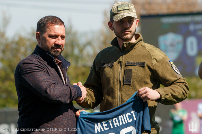 Матч чемпіонату України з футболу розпочав символічним пасом військовий Закарпатського ОТЦК та СП