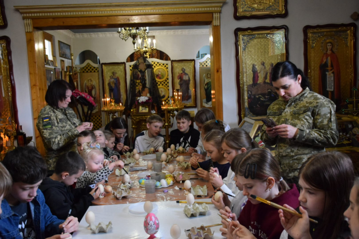 Майстер-клас із розпису великодніх писанок для дітей прикордонників провели в ужгородському храмі