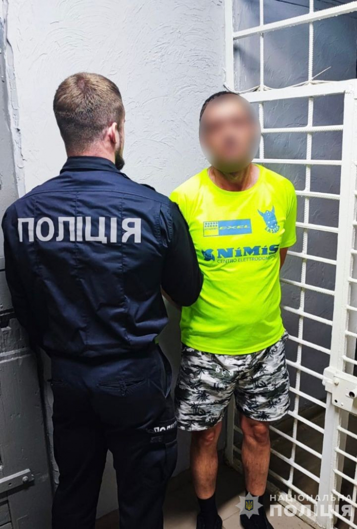 У Чопі поліція затримала зловмисника, який зі зброєю увірвався до магазину