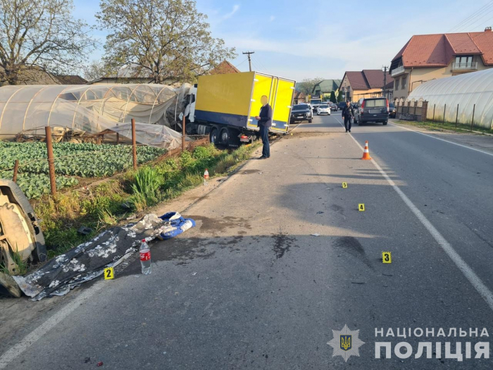 Один загиблий та двоє травмованих: поліція Закарпаття затримала водія вантажівки, який вчинив смертельну аварію