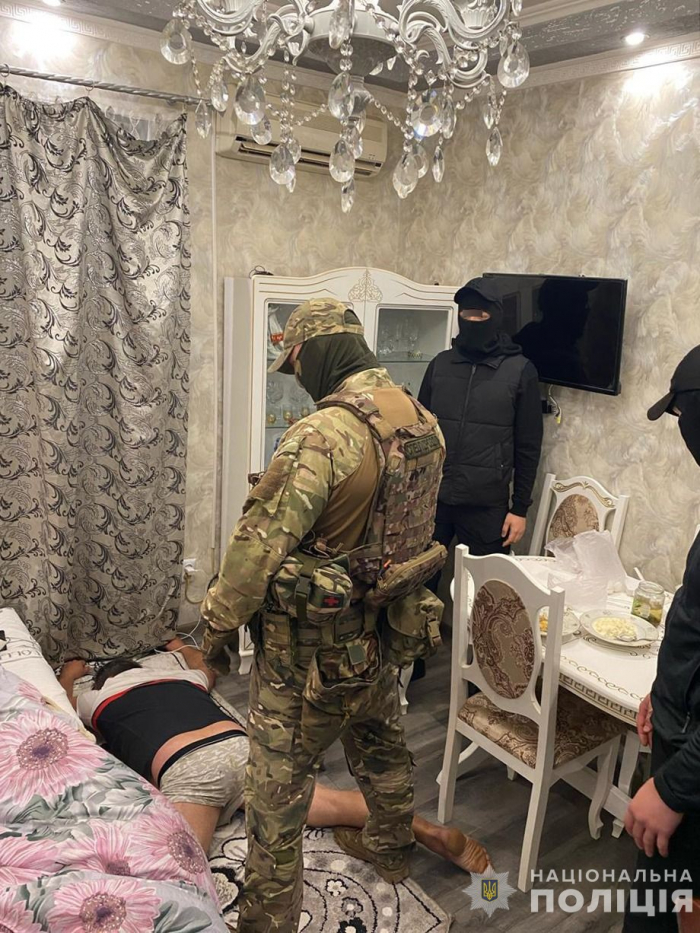 Поліція Закарпаття заблокувала міжнародний канал торгівлі наркотиками зі щомісячним доходом понад 13,5 млн грн. Затримали 10 зловмисників