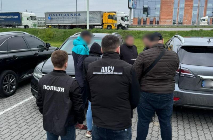 8 000 євро за безперешкодний проїзд через контрольні пости - прикордонники викрили переправника ухилянтів