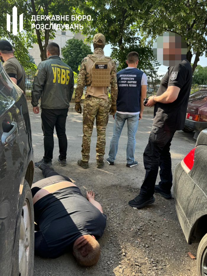 ДБР викрило чергові канали переправлення чоловіків за кордон на Буковині та Закарпатті