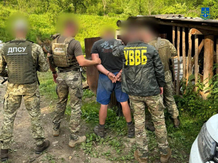 За 6 000 доларів намагались підкупити прикордонника – на Закарпатті підозрюють двох переправників ухилянтів