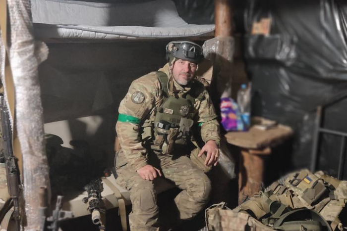 Колись, у мирному житті, він був фотографом і працював на телебаченні.
Знімав з Кузьмою «Шанс» і « «Шиканемо». А зараз він воїн.