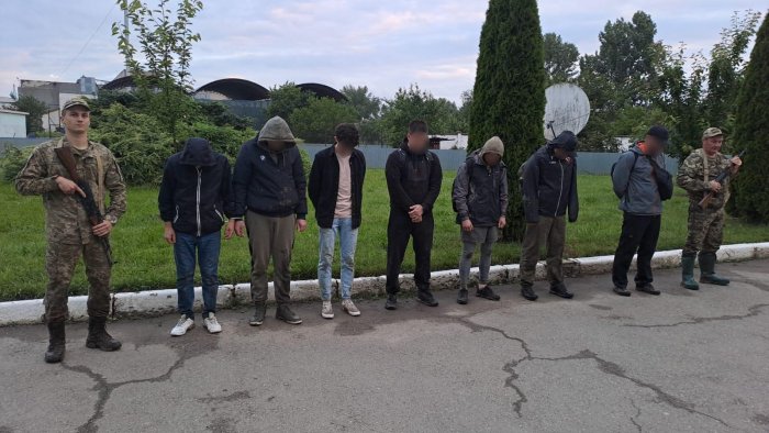 Прикордонники затримали 7 чоловіків, які намагалися через Тису втекти в Угорщину