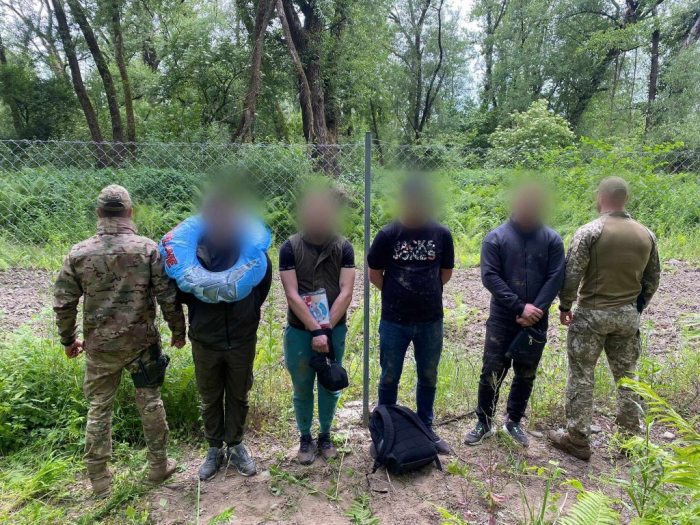 Четверо чоловіків з двома дитячими колами планували перепливати Тису