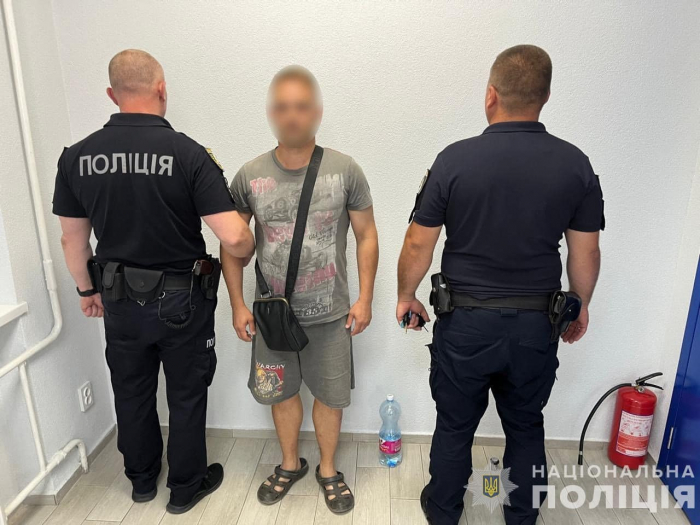 Дільничні офіцери Ужгорода попередили розповсюдження партії наркотовару у регіоні: підозрюваного у злочині затримано