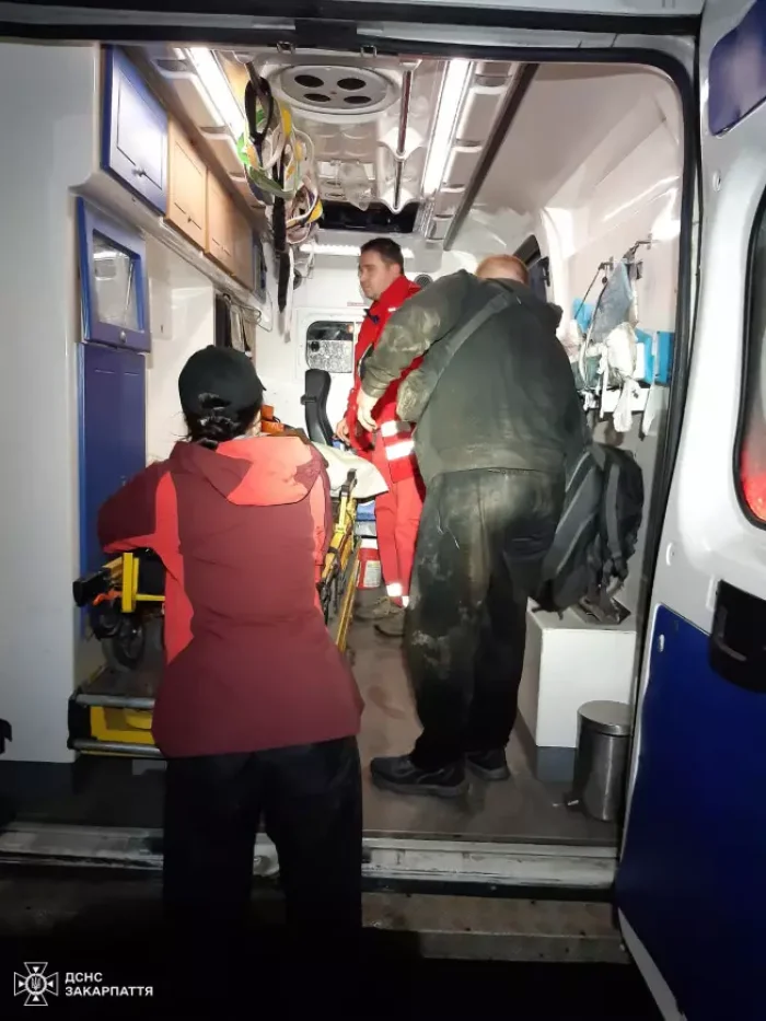 Гірські рятувальники допомогли чоловіку, що травмувався у лісі на Рахівщині