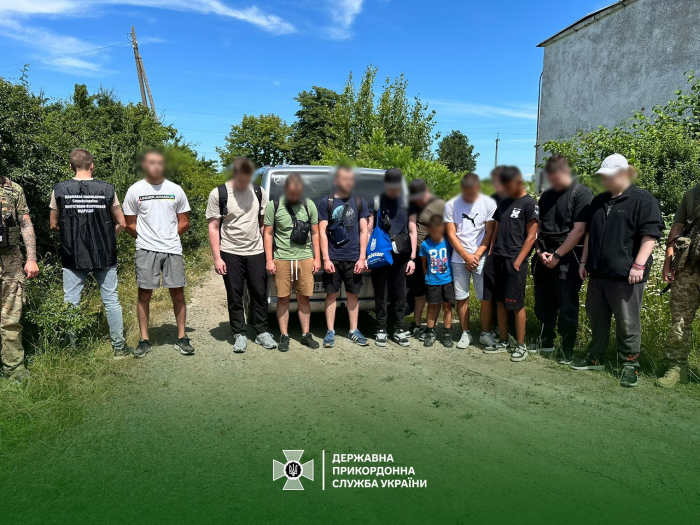 На Закарпатті троє неповнолітніх чекали у кущах групу чоловіків, щоб переправити їх в Угорщину