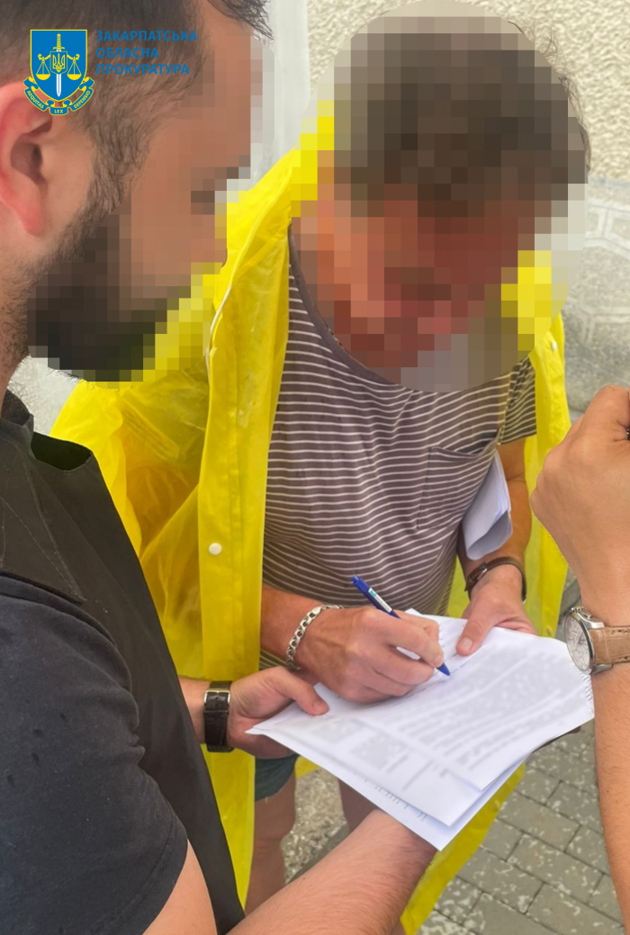 Декану факультету одного з університетів Ужгорода повідомили про підозру в одержанні хабарів від студентів