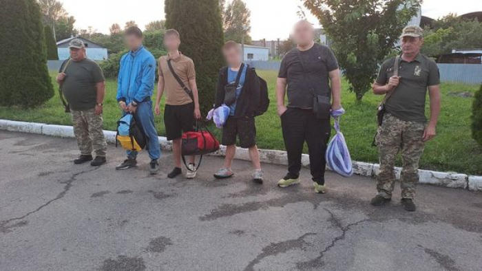 Чотирьох чоловіків, які збиралися перепливати Тису, затримали на Закарпатті прикордонники Мукачівського загону