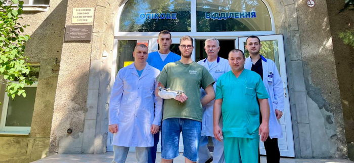 Закарпатські лікарі продовжують оперувати захисників