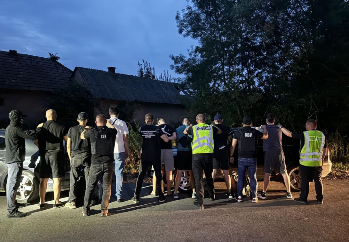 Правоохоронці затримали двох мукачівців, які намагалися переправити за кордон 5 ухилянтів