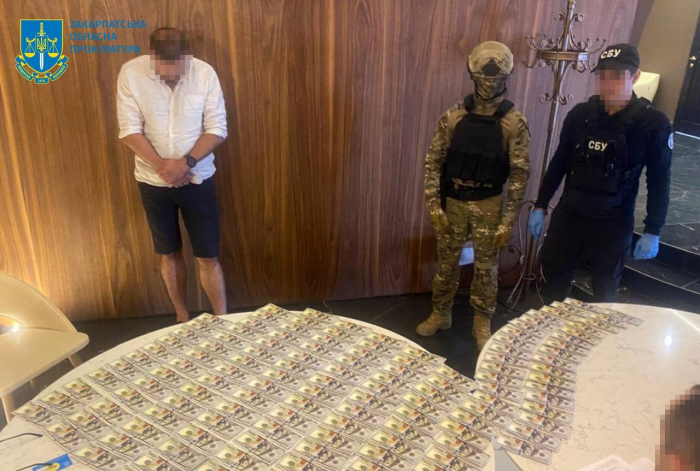 Отримав 14 тисяч доларів за переправлення двох військовозобов’язаних: на Берегівщині затримали депутата міської ради