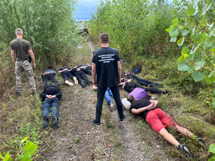 Поблизу кордону з Угорщиною прикордонники зупинили групу порушників з провідником