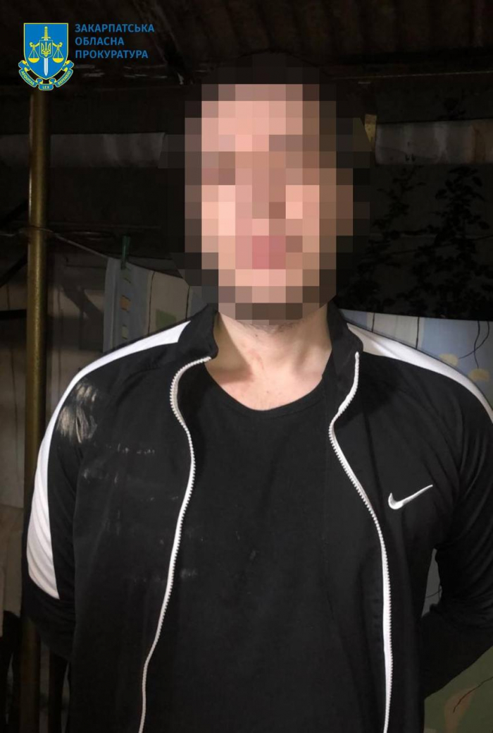 Намагався вбити дівчину: на Берегівщині підозрюваного чоловіка взяли під варту. Дівчина у важкому стані