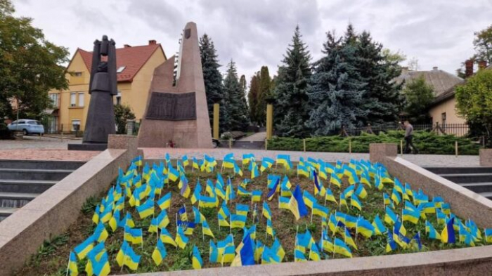 В Ужгороді на Пагорбі Слави встановили прапорці з іменами Героїв, які загинули через російську агресію